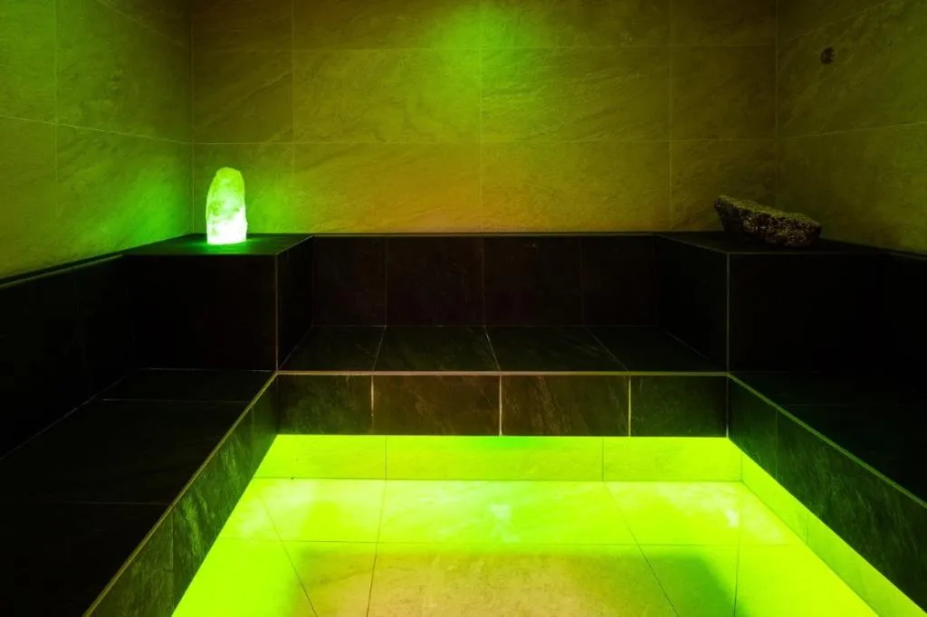 Bagno turco con illuminazione verde e lampada di sale