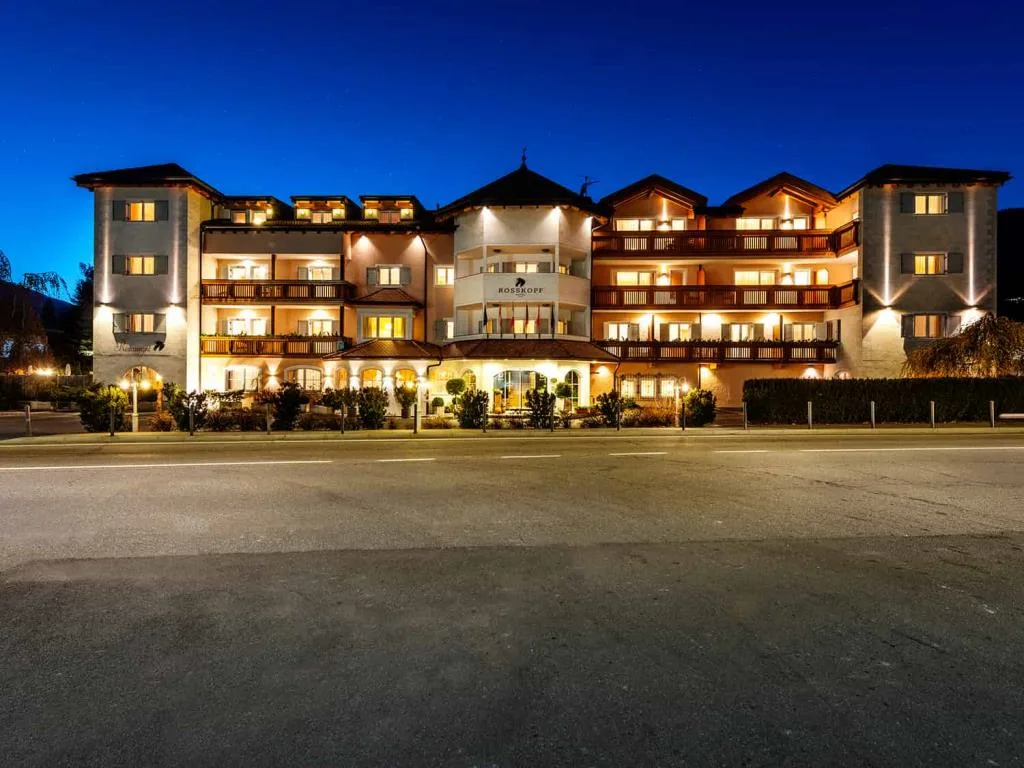 Facciata dell'hotel illuminata di notte con luci calde