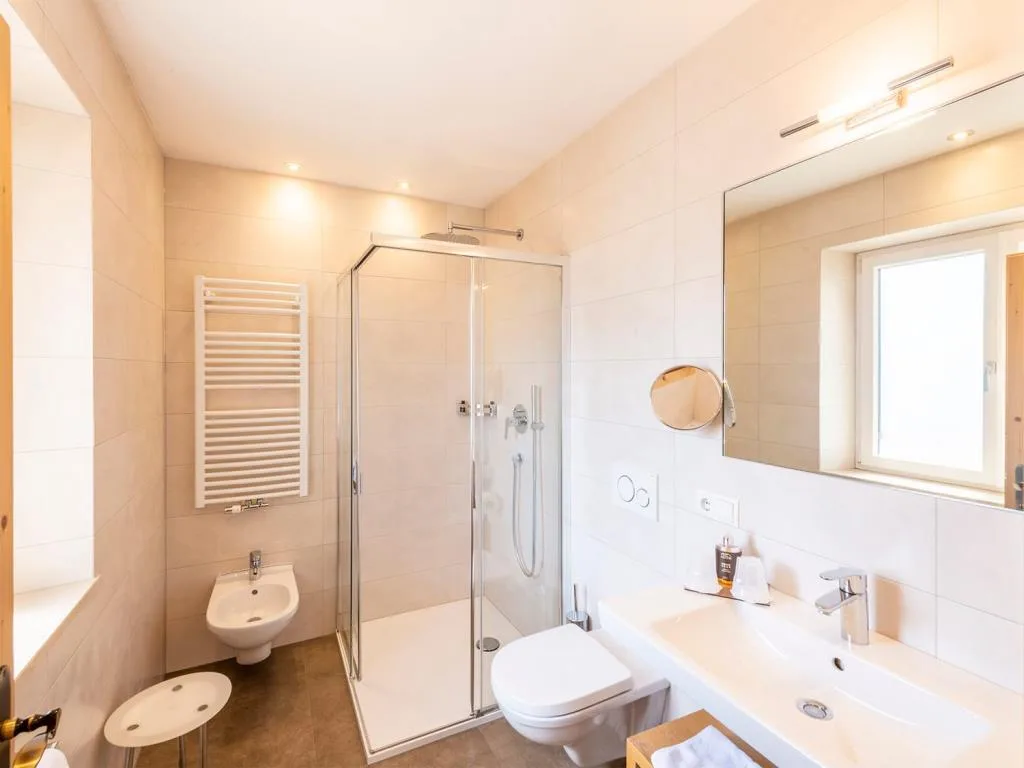 Bagno moderno con doccia, bidet, wc e lavabo con specchio
