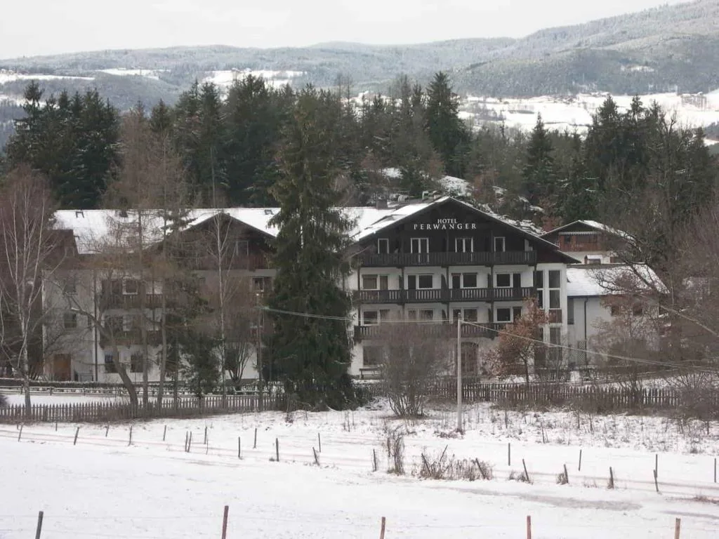 Hotel Perwanger in inverno con neve e montagne innevate sullo sfondo