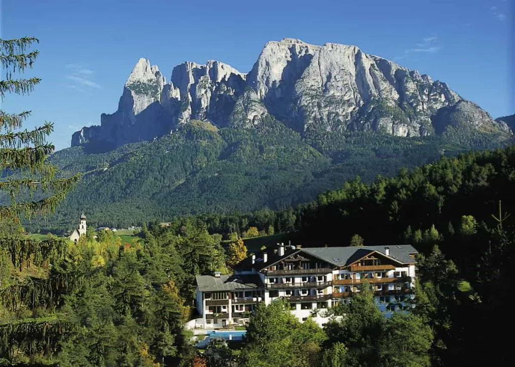 Vista panoramica dell'hotel immerso nel bosco ai piedi dello Sciliar