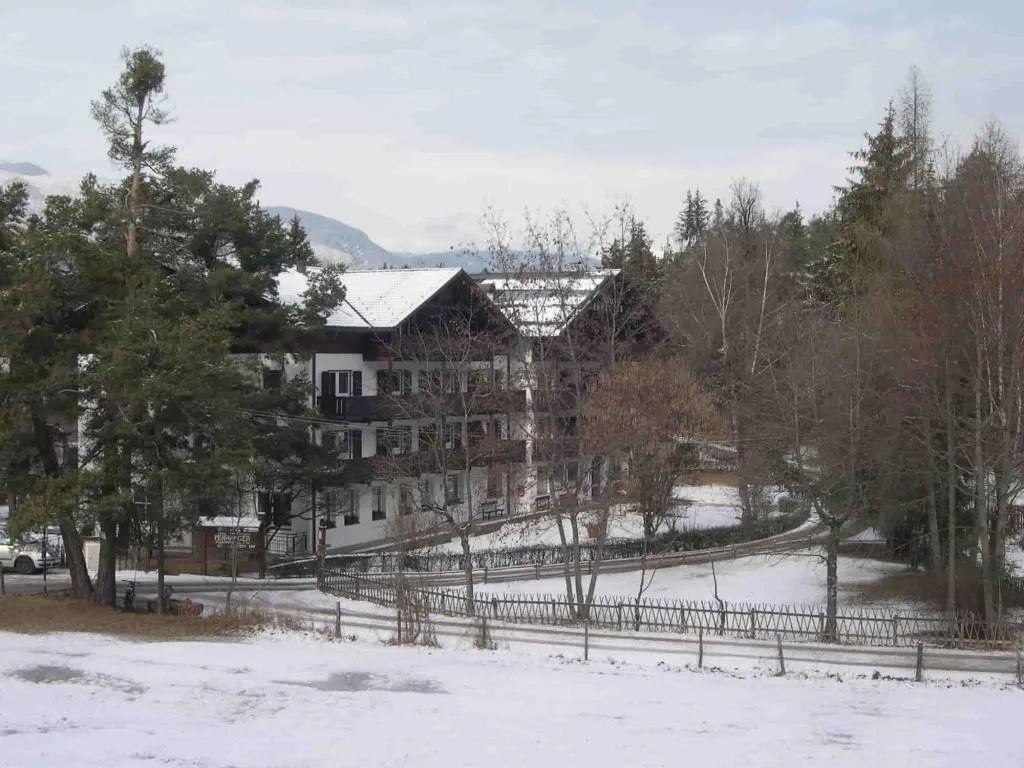 Esterno dell'hotel innevato tra gli alberi in inverno