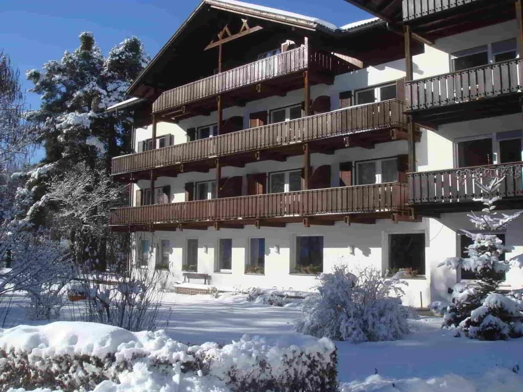 Facciata dell'hotel con balconi in legno sotto la neve