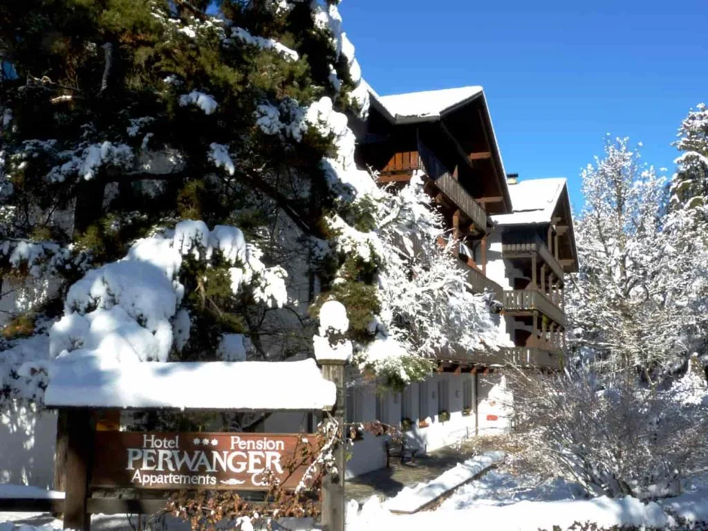 Ingresso dell'Hotel Perwanger con insegna sotto la neve